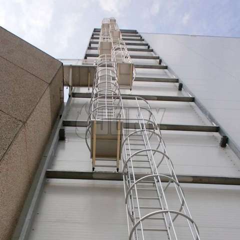 Las escaleras de jaula de más de 10 m o 30 pies deben estar compuestas de múltiples tramos y descansos (norma ISO 14122-4).
