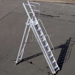 Escalera de tijera de aluminio para mantenimiento de aeronaves, equipada con ruedas, abatible.