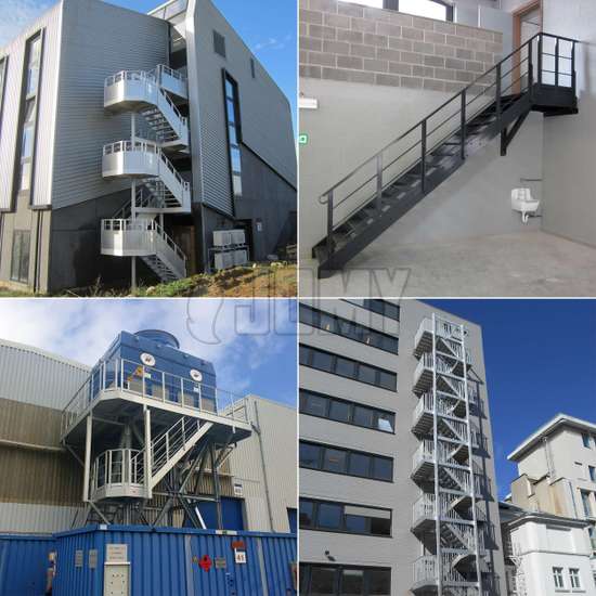 Escaleras de aluminio hechas para la salida y el acceso, colocadas en la parte externa de edificios de tamaño mediano.