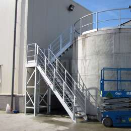 Escalera usada para acceder a instalaciones industriales 
