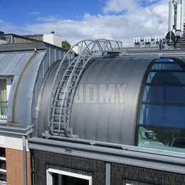 Escalera móvil en el techo con rieles para limpiar ventanas y realizar mantenimiento a edificios 