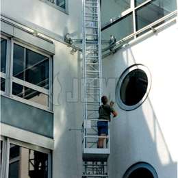 Escalera vertical deslizante y pórtico para limpieza de ventanas.