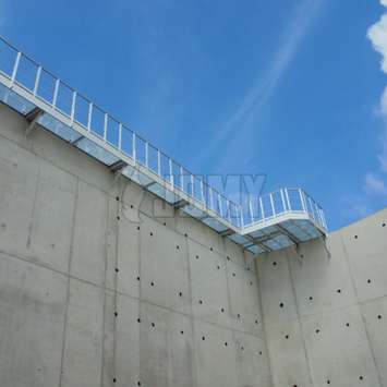 Industrial walkway platform in aluminium on a storage tank.