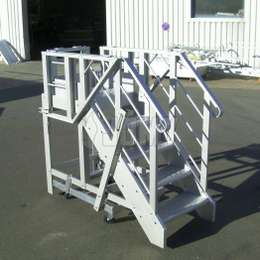 Plataforma industrial móvil hecha en aluminio con escaleras de barandas plegables.