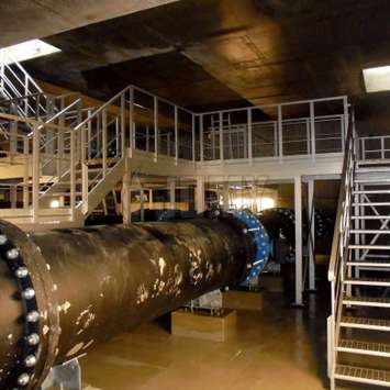 Plateformes d'accès, escaliers et passerelles en aluminium anti-corrosion, utilisés dans une station d'épuration en sous-sol.